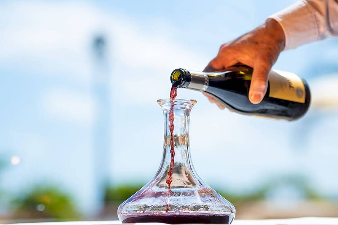 Rotwein wird in eine Karaffe im GF Gran Costa Adeje gegossen