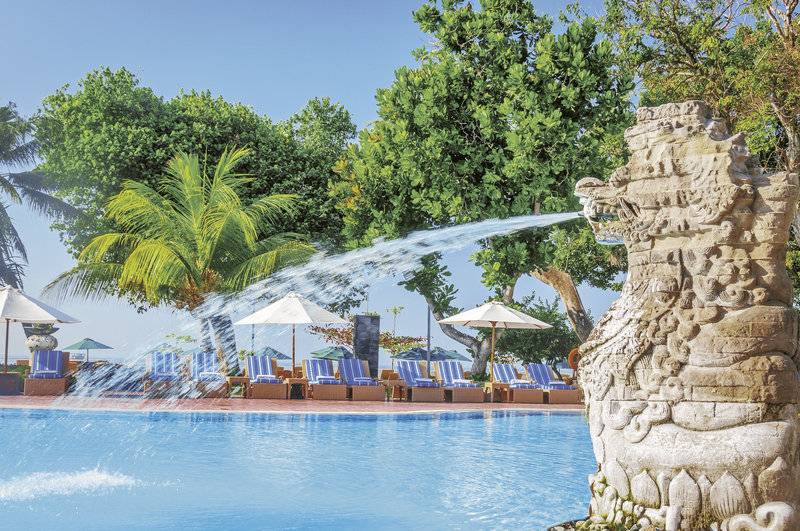 Der Swimmingpool des Prama Sanur Beach Bali mit einer Wasserfontäne.