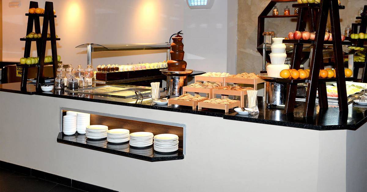 Buffet-Bereich im Melia Dunas Beach Resort & Spa mit verschiedenen Desserts und Früchten.