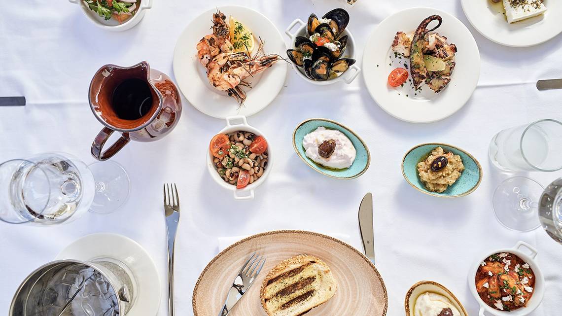 Frühstücksbuffet im Mayia Exclusive Resort & Spa mit verschiedenen Gerichten und Getränken.