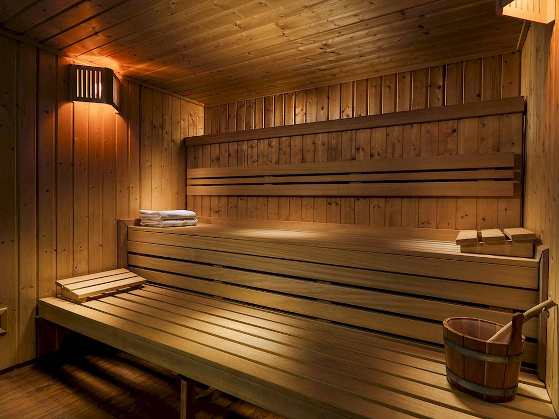 Innenansicht der Sauna im H10 Playa Esmeralda Hotel mit Holzbänken und Holzeimer.