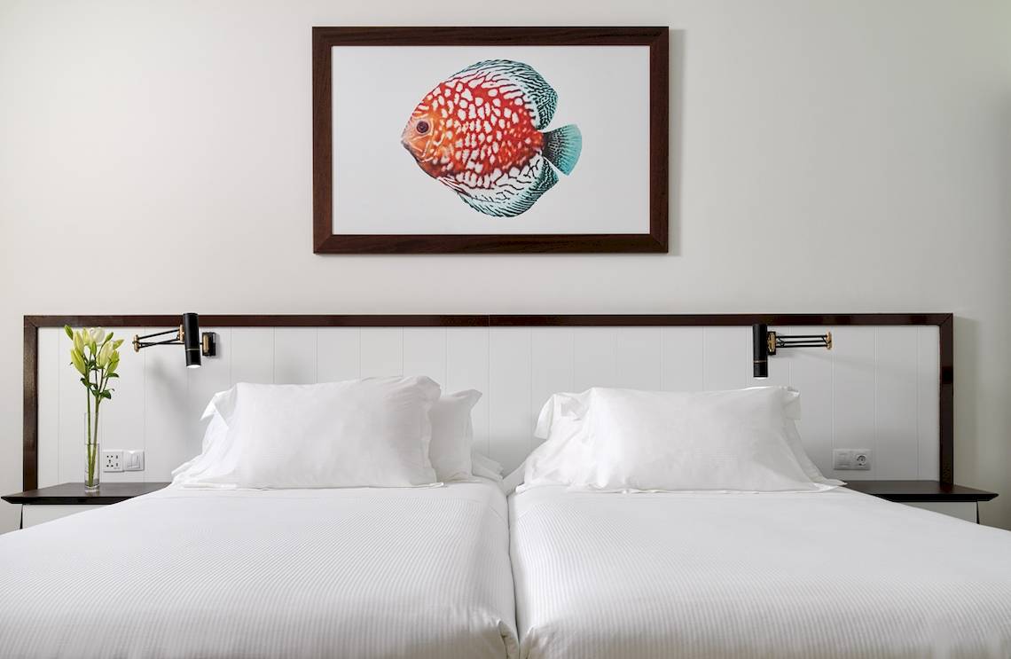 Doppelbett mit Fisch Wandbild im H10 Playa Esmeralda Hotel