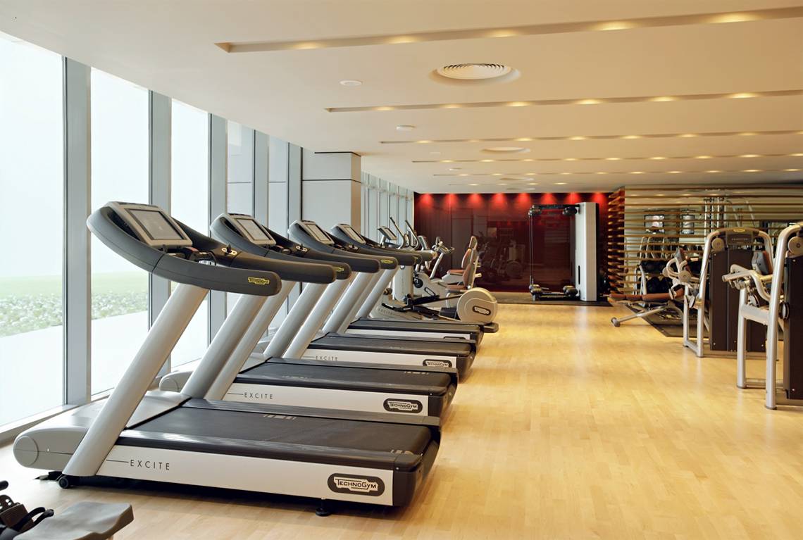 Fitnesscenter im Park Rotana Abu Dhabi mit einer Reihe von Technogym-Laufbändern.