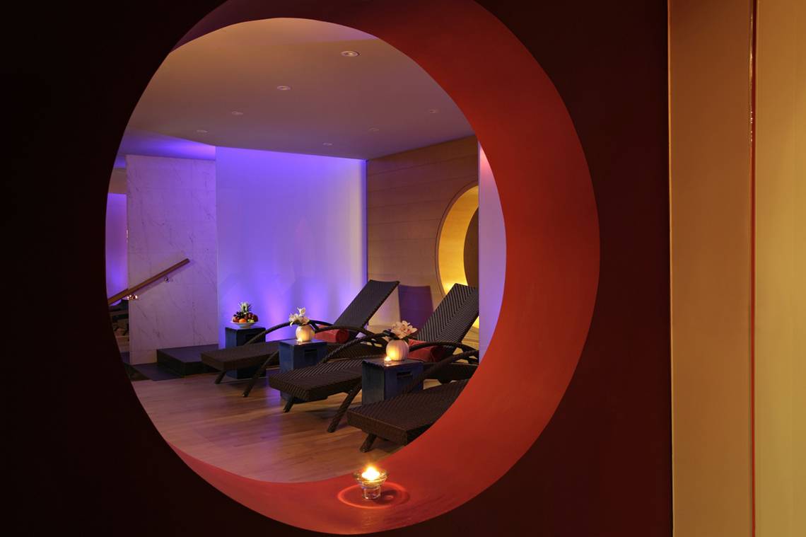 Wellnessbereich des Park Rotana Abu Dhabi mit Lounges und farbiger Beleuchtung.