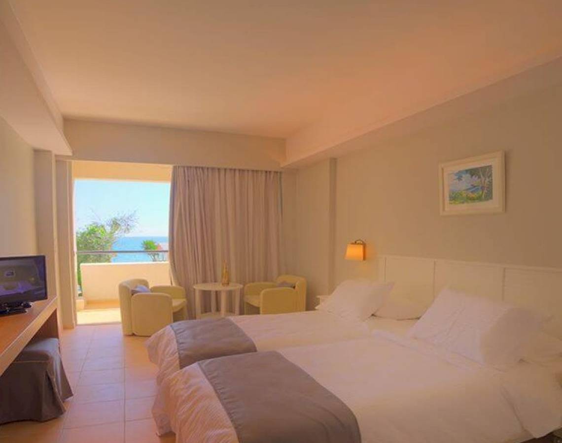 Zimmer im Elea Beach Hotel mit zwei Betten und Meerblick.