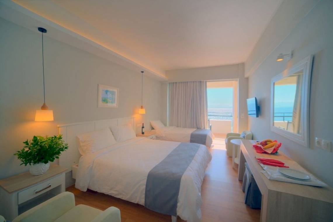 Doppelzimmer mit Balkon im Elea Beach Hotel, mit Blick auf das Meer.