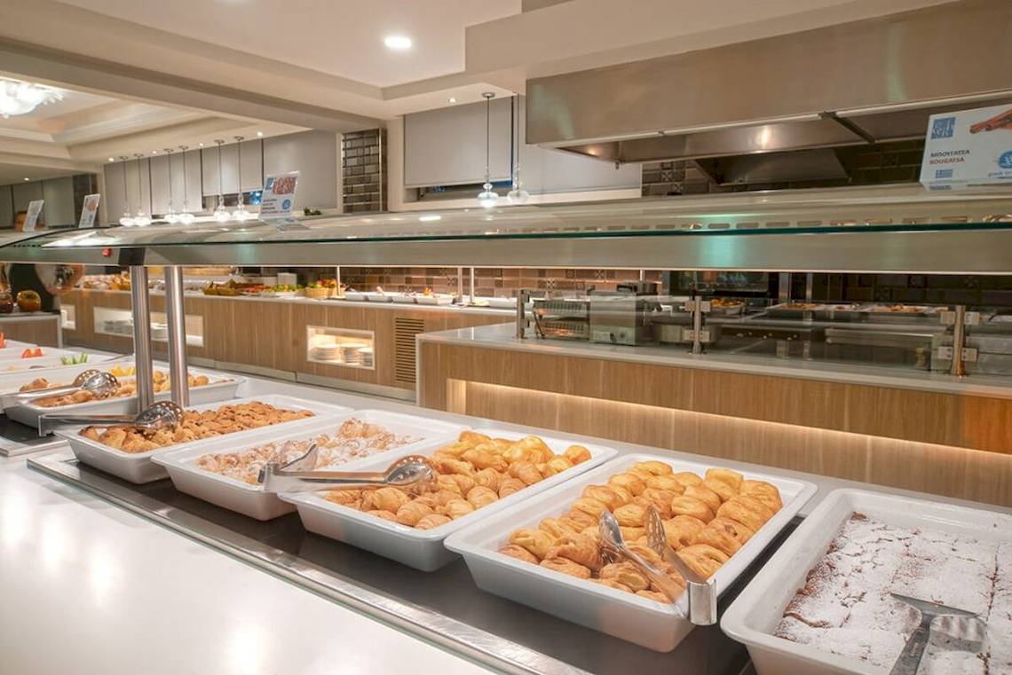 Buffet-Tisch im Elea Beach Hotel mit verschiedenen Gerichten.