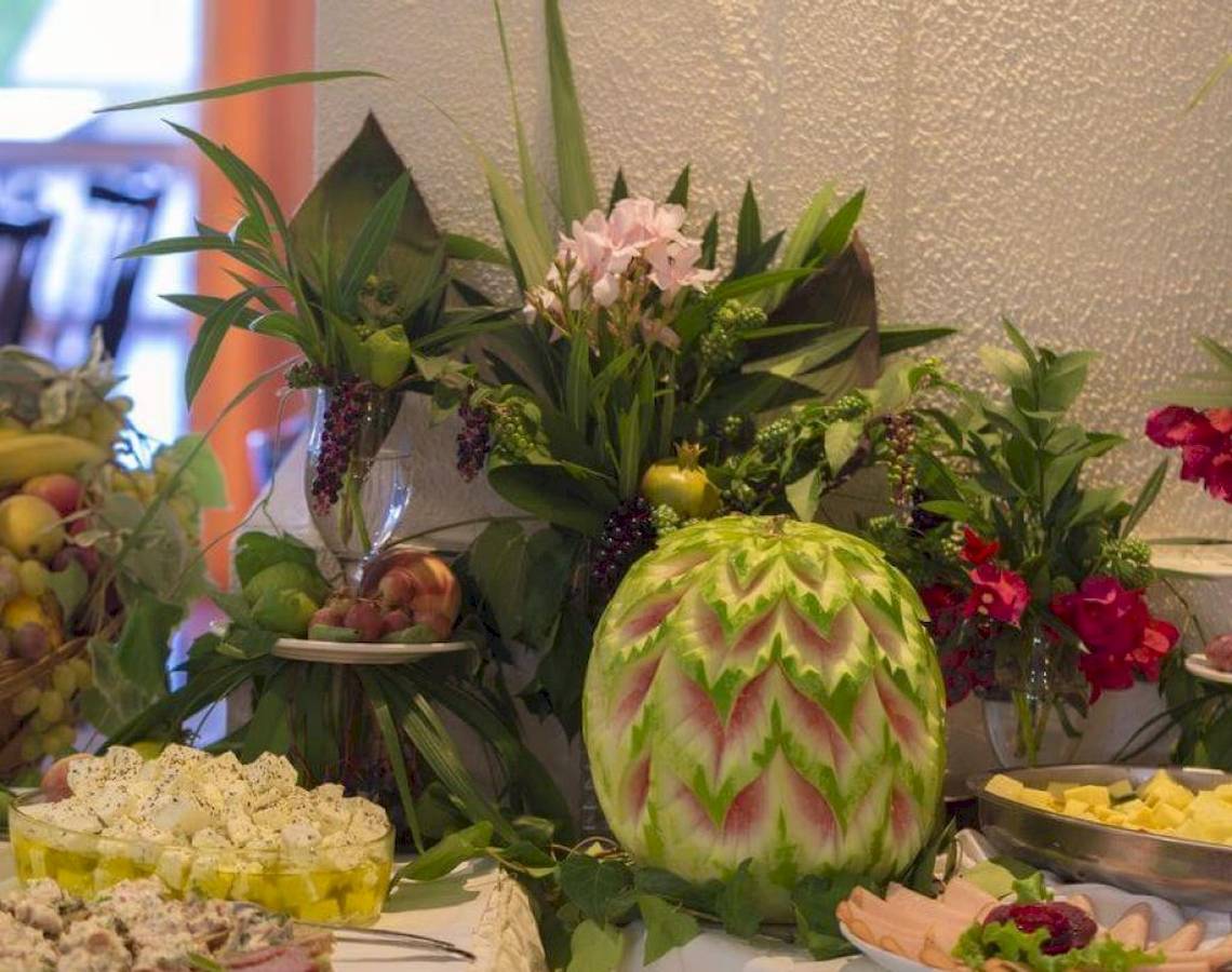 Elea Beach Hotel Buffettisch mit verschiedenen Speisen und Wassermelonen-Dekoration