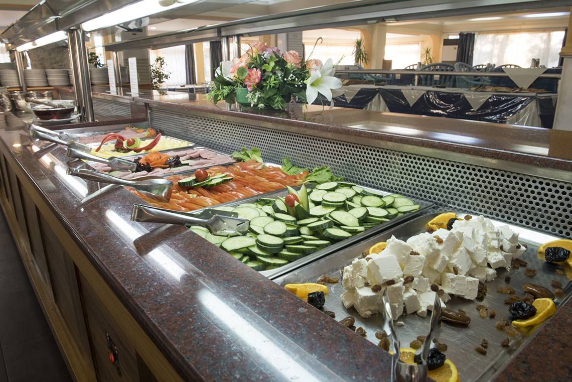 Buffet-Tisch im Eurovillage Achilleas Hotel mit verschiedenen Gerichten.