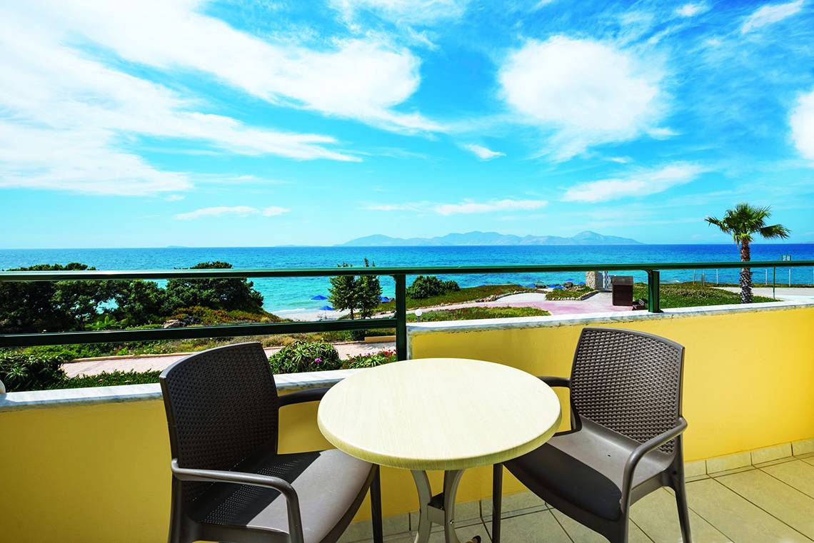 Aussicht vom Balkon des Eurovillage Achilleas Hotels auf das Meer und die Berge.