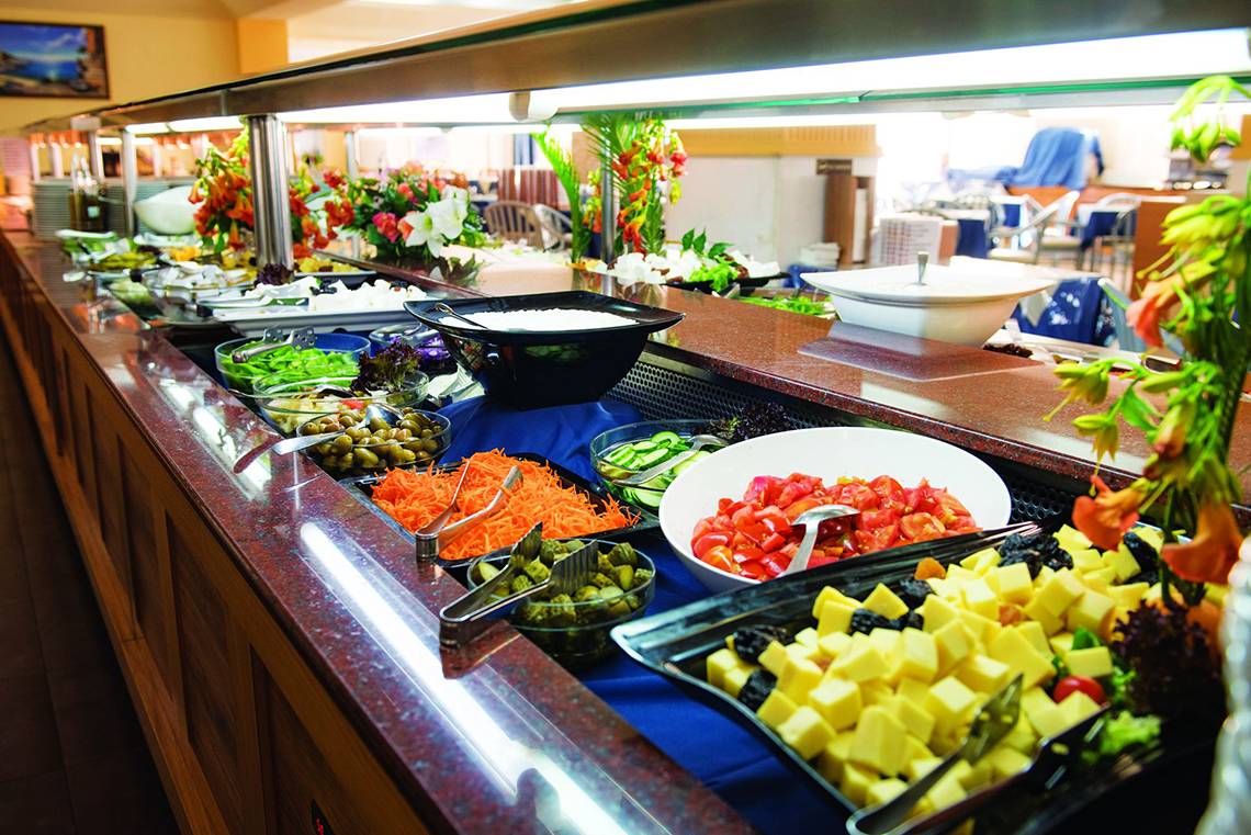 Buffettisch im Eurovillage Achilleas Hotel mit verschiedenen Salaten und Beilagen.