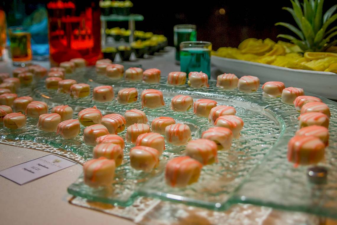 Verschiedene pink und weisse Suessigkeiten auf einer Glasplatte im Le Peninsula Bay Beach Resort & Spa.