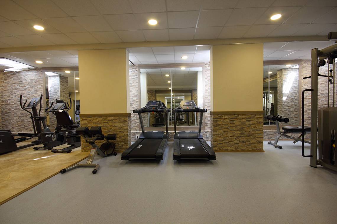 Fitnessstudio im Dalyan Resort Hotel mit Laufbändern und anderen Geräten.