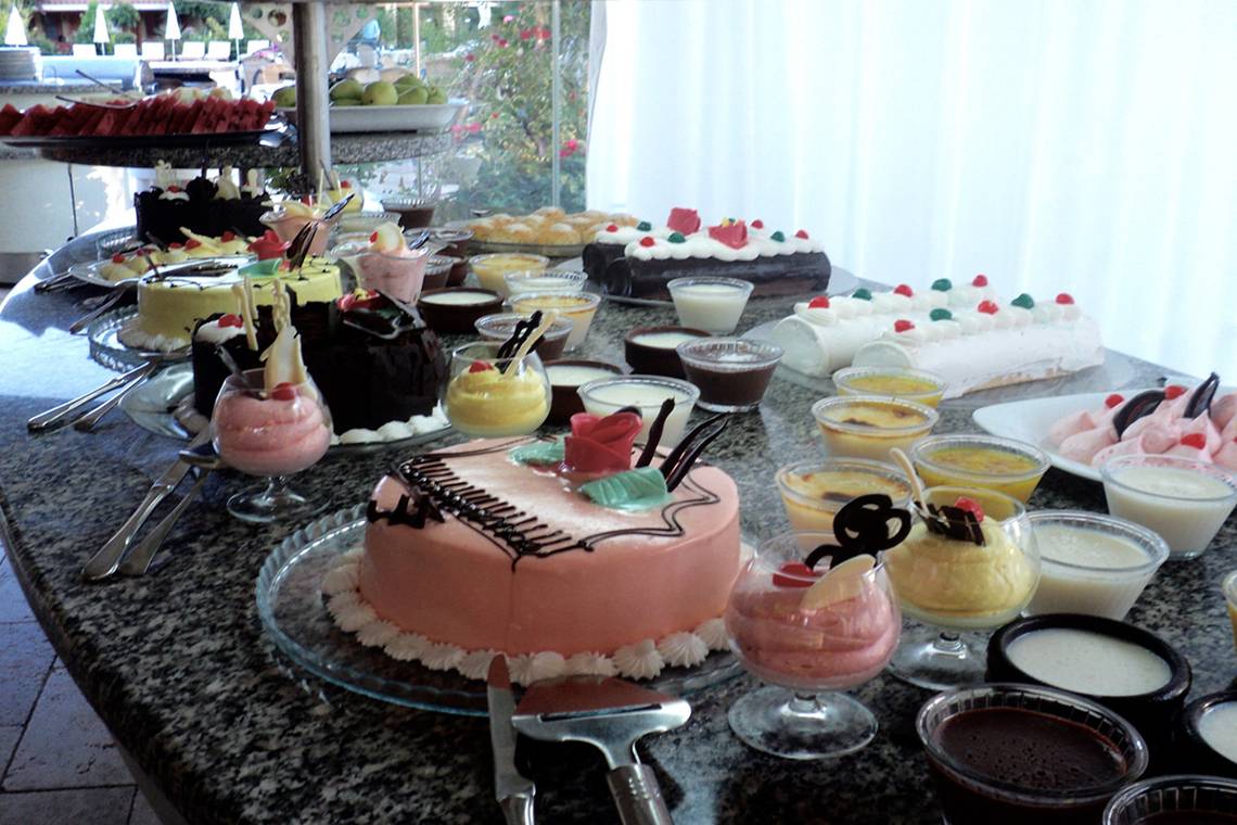 Das Kuchenbuffet im Dalyan Resort Hotel mit verschiedenen Kuchen und Desserts.