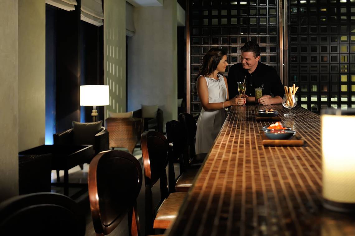 Paar in einem Hotelbar des Southern Sun Abu Dhabi stößt mit Gläsern an