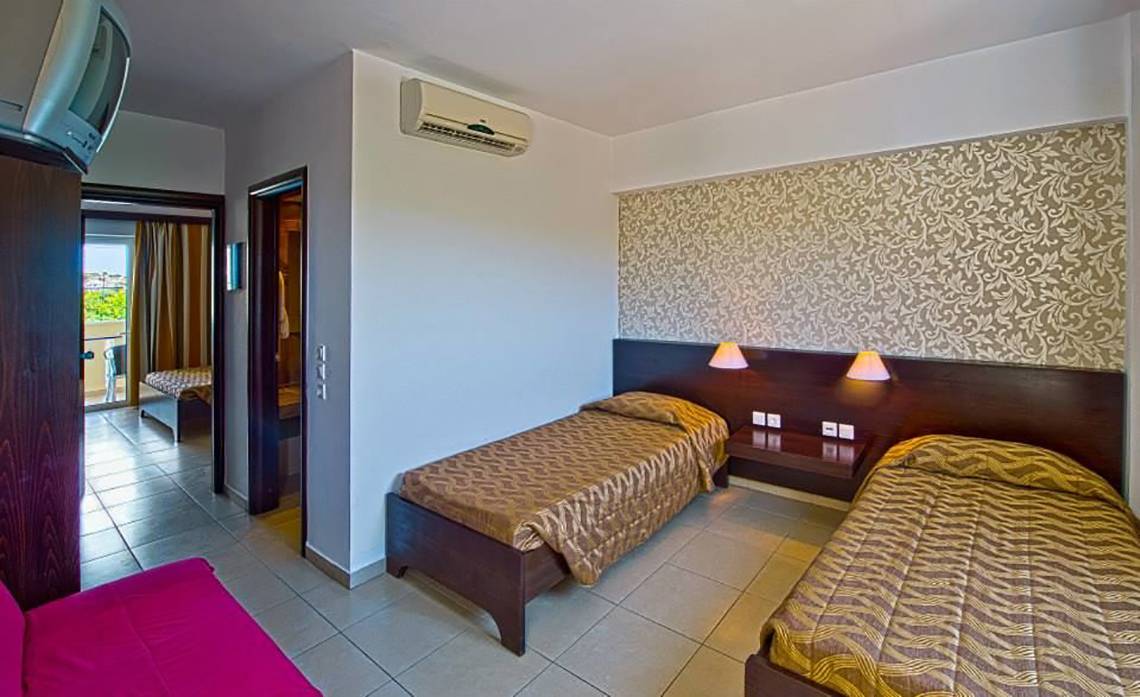 Doppelzimmer im Akti Beach Club Hotel mit zwei Betten und Klimaanlage.