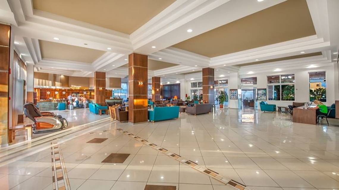 Lobby des Akti Beach Club Hotels mit modernem Interieur und Sitzgelegenheiten