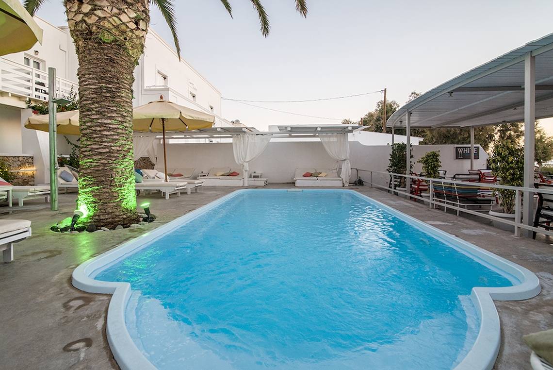 Ein Swimmingpool im Freien im Beach Boutique Hotel mit Liegestühlen und Sonnenschirmen.