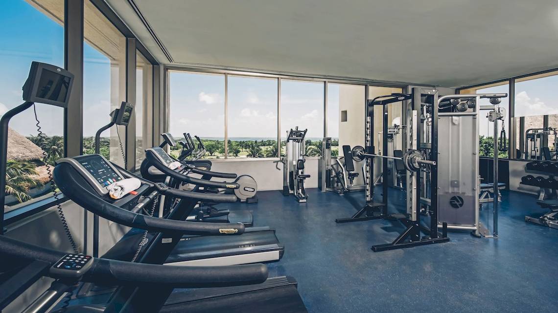 Fitnesscenter im Iberostar Selection Cancun Hotel mit Blick auf das Meer