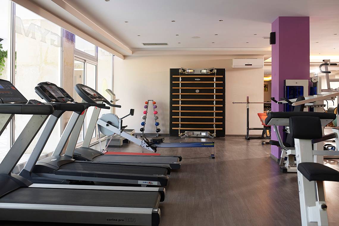 Fitnesscenter im Mitsis Grand Hotel Beach mit Laufbändern und verschiedenen Trainingsgeräten