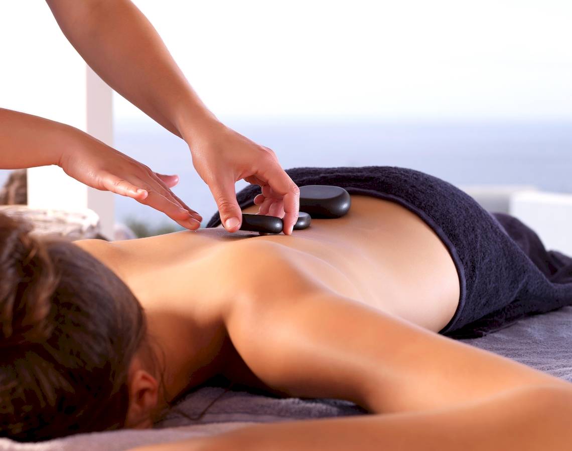Eine Massage im Hotel Santo Pure Oia Suites & Villas