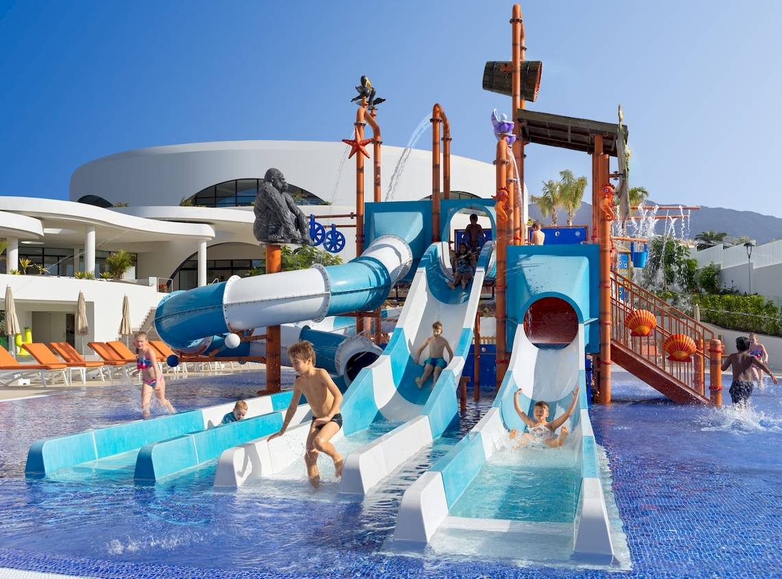 Wasserrutsche im H10 Atlantic Sunset Hotel mit Kindern, die Spaß haben und rutschen