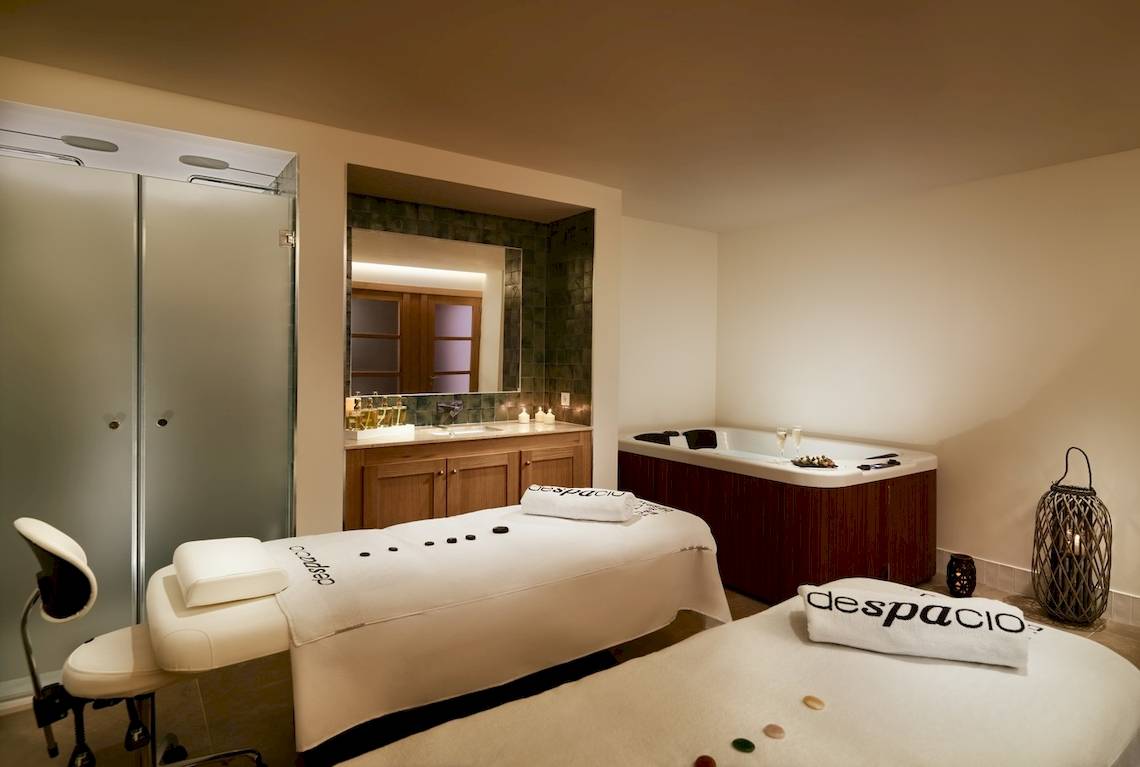 Behandlungsraum im H10 Atlantic Sunset Spa mit Whirlpool und Massageliegen.