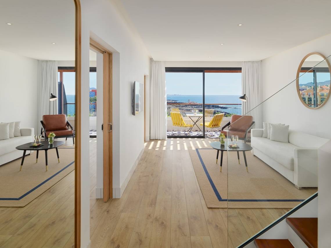 Innenansicht der Suite im H10 Atlantic Sunset Hotel mit Meerblick