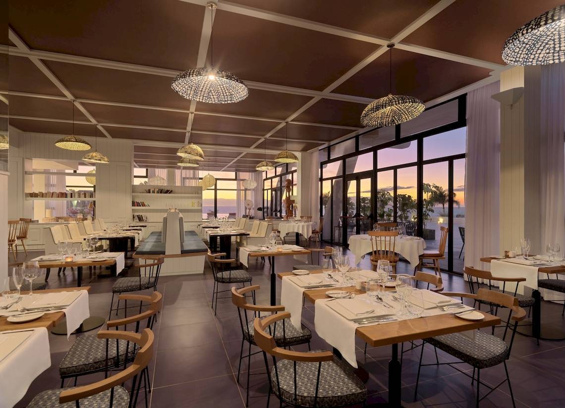 Innenraum des Restaurants des H10 Atlantic Sunset Hotels mit geometrischen Lampen und Blick auf den Ozean.
