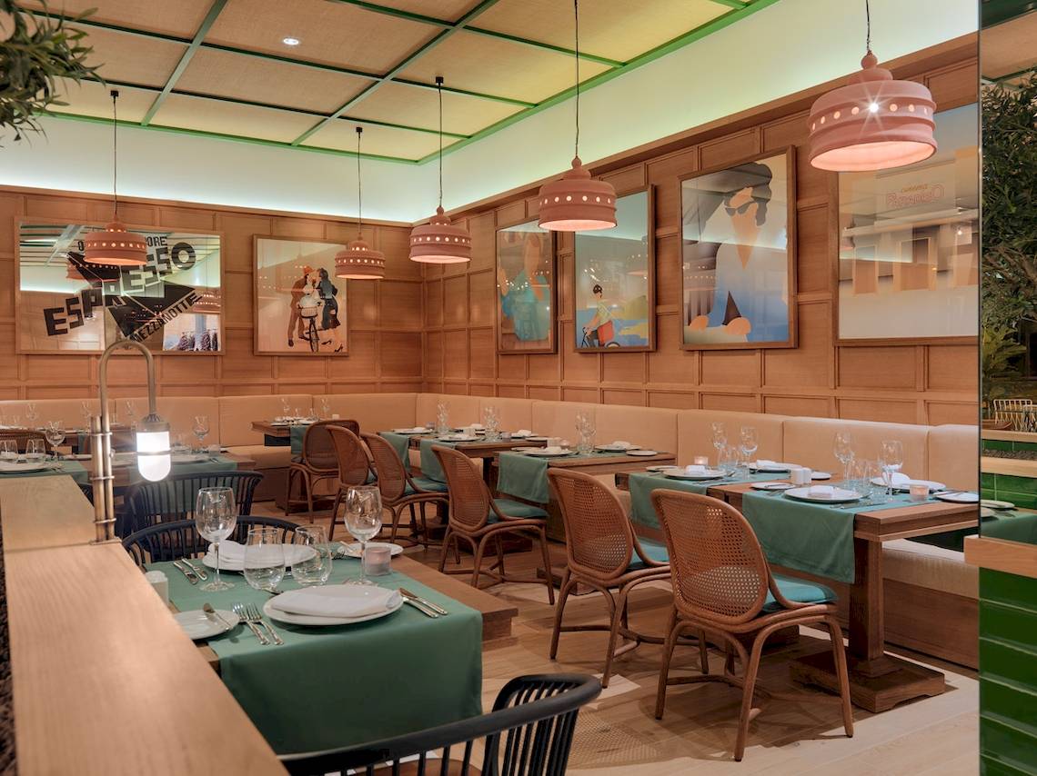 Innenansicht des Restaurants im H10 Atlantic Sunset Hotel mit gedeckten Tischen und dekorativen Lampen.