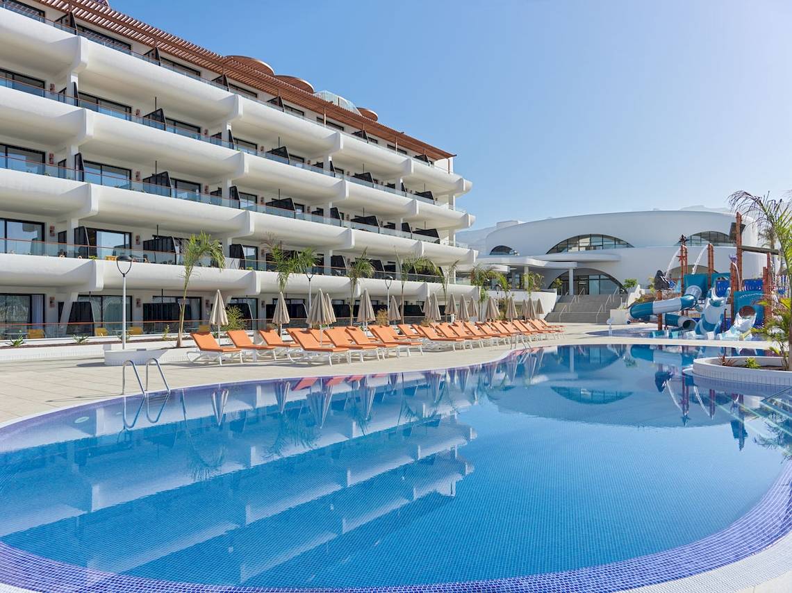 Außenpool des H10 Atlantic Sunset Hotels mit Lounge-Stühlen und moderner Architektur im Hintergrund.
