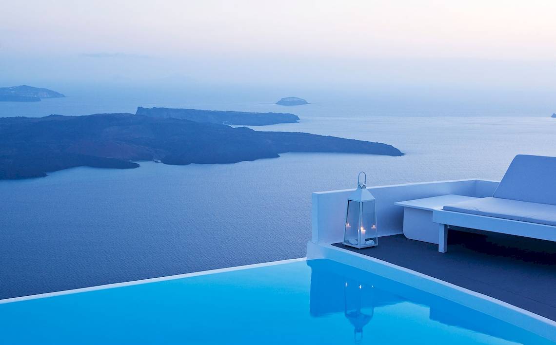 Hotelterrasse mit Pool und Meerblick im Katikies Chromata Santorini