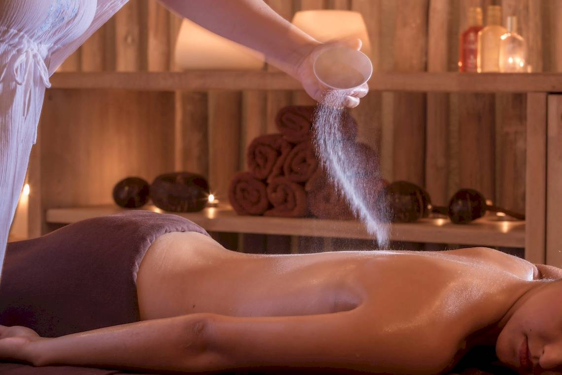 Eine Frau erhält eine Massage im Katikies Chromata Hotel auf Santorini