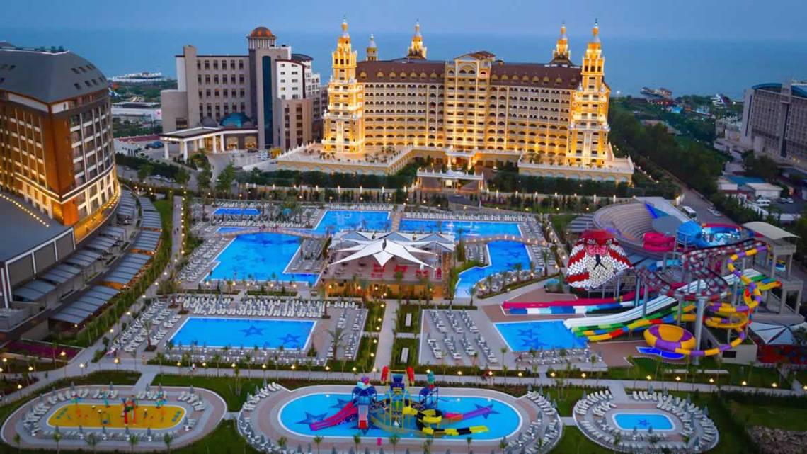 Luftaufnahme des Royal Seginus Hotel Komplexes mit Swimmingpools und Spielplatz