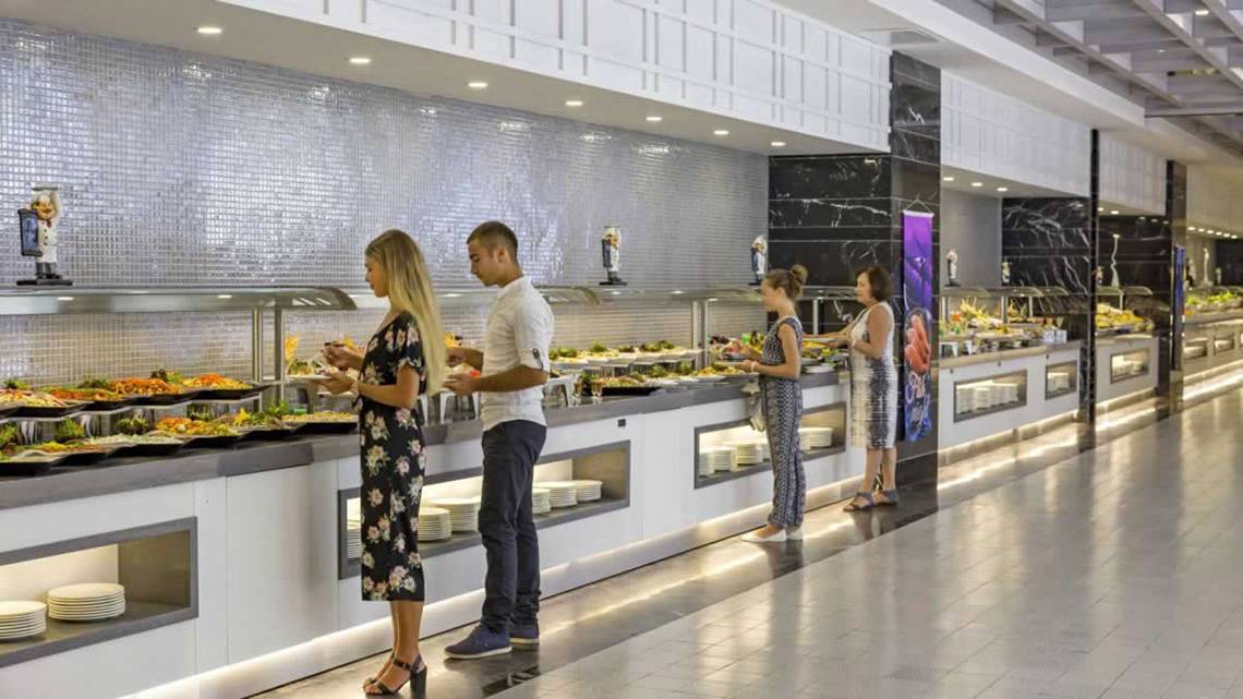 Familie am Buffetbereich des Royal Seginus Hotels