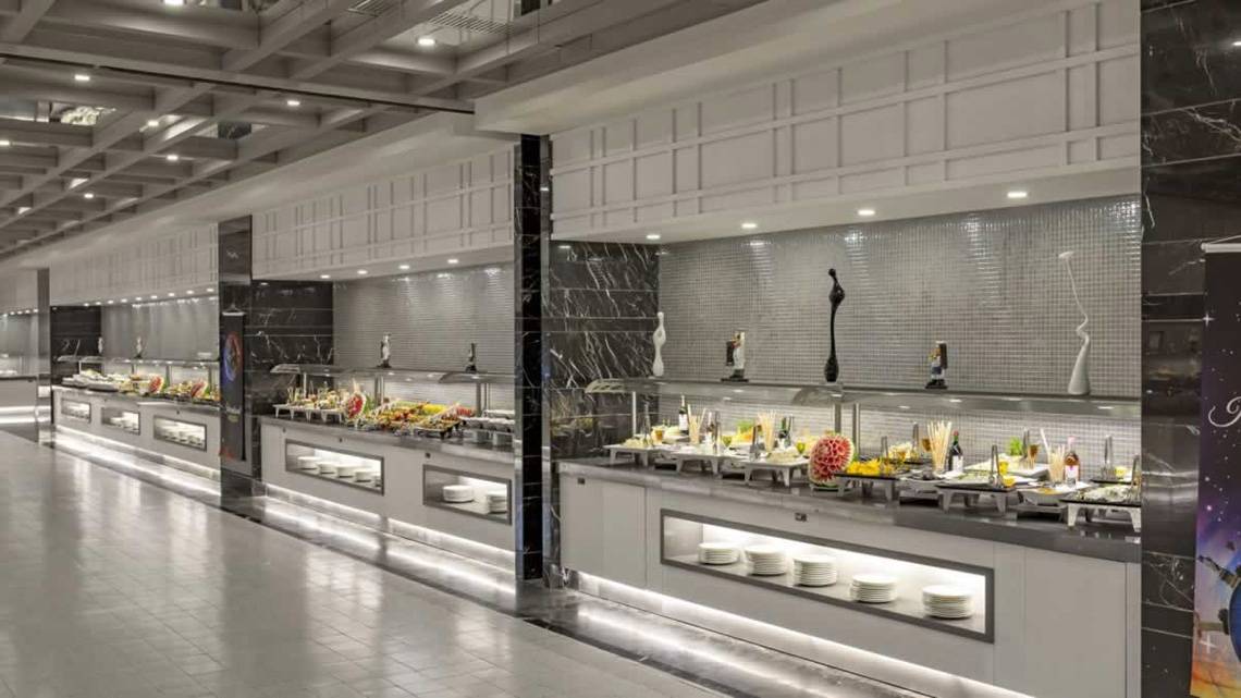 Innenansicht des Buffetrestaurants im Royal Seginus Hotel mit vielen Speisen auf den Tischen.