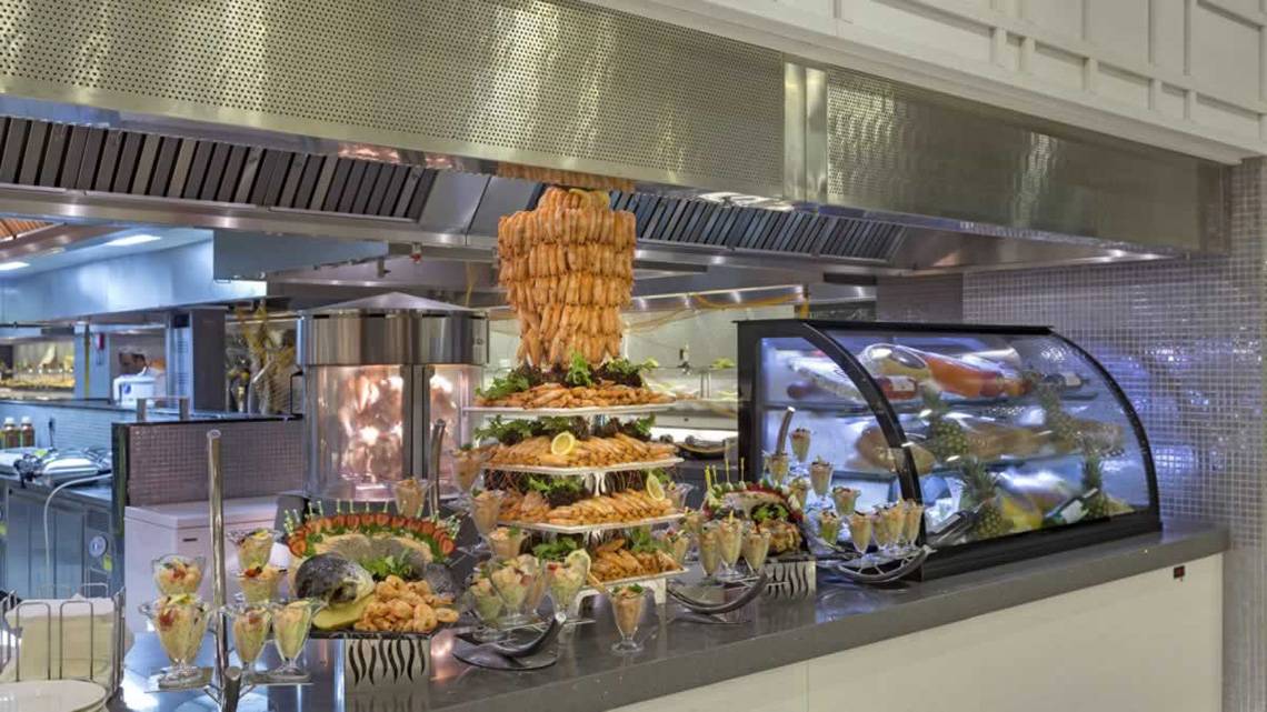 Buffettisch im Royal Seginus Hotel mit verschiedenen Speisen und Getränken.