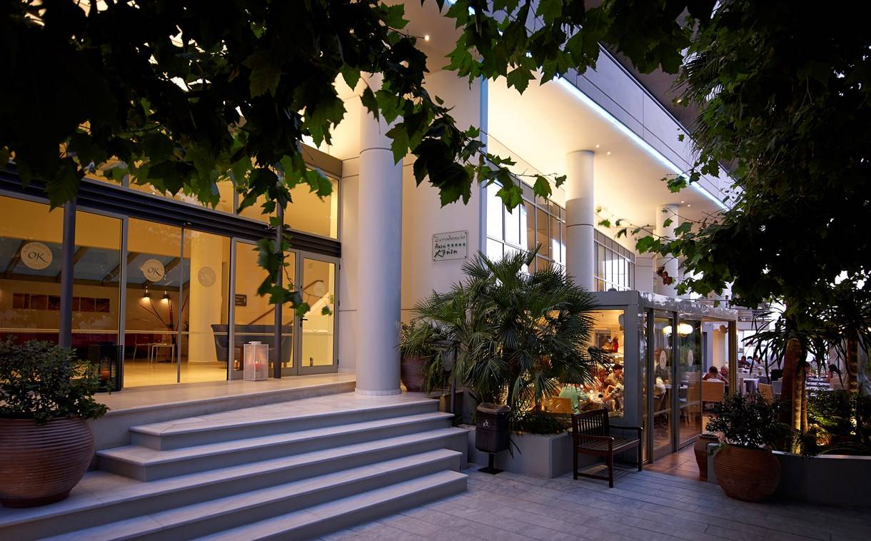 Außenansicht des Kritis Beach Hotels am Abend mit Beleuchtung und Pflanzen.
