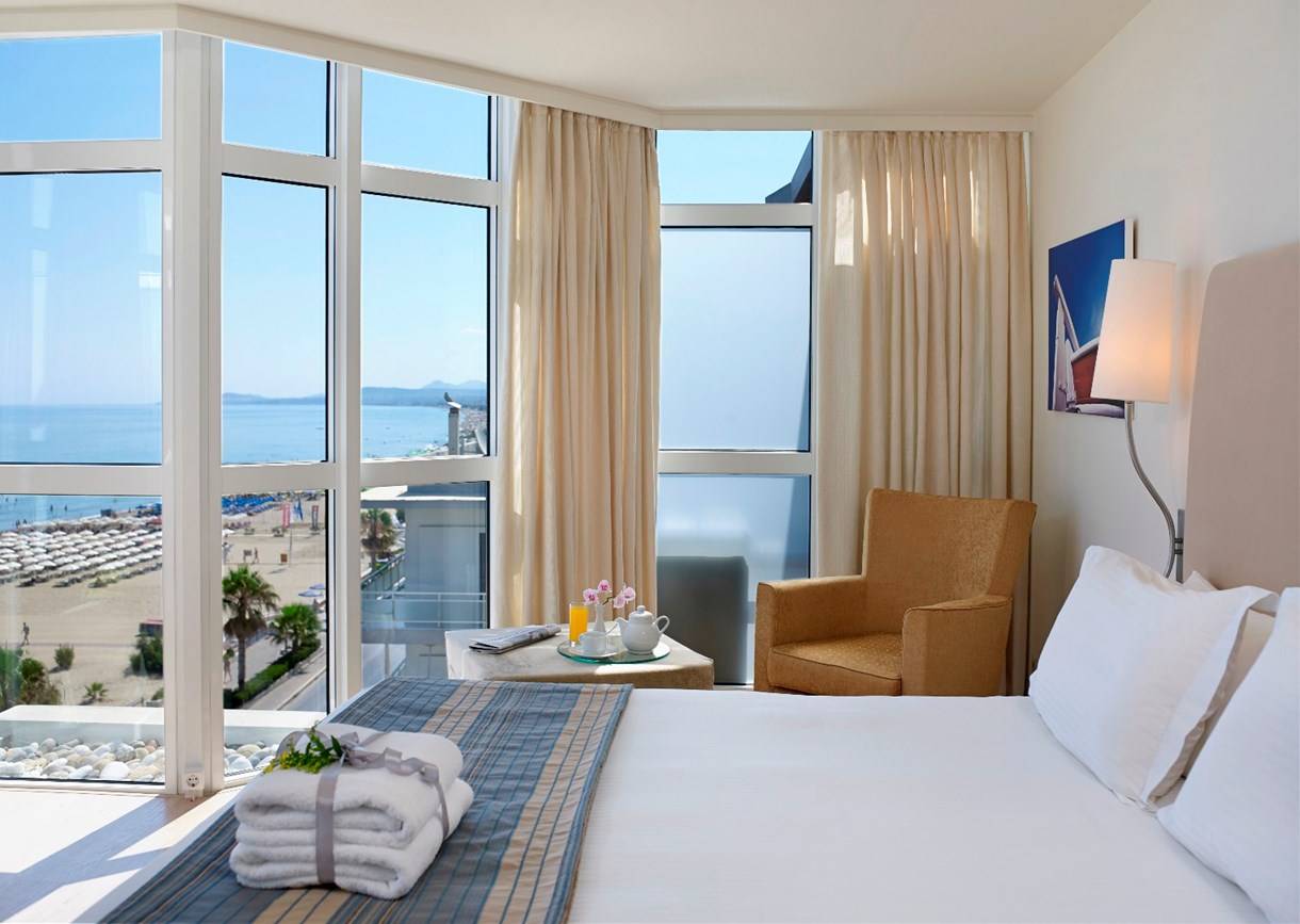 Hotelzimmer im Kriti Beach mit Meerblick und großer Fensterfront.
