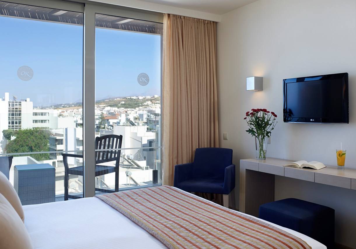 Aussicht vom Zimmer des Kriti Beach Hotels mit Blick auf die Stadt.