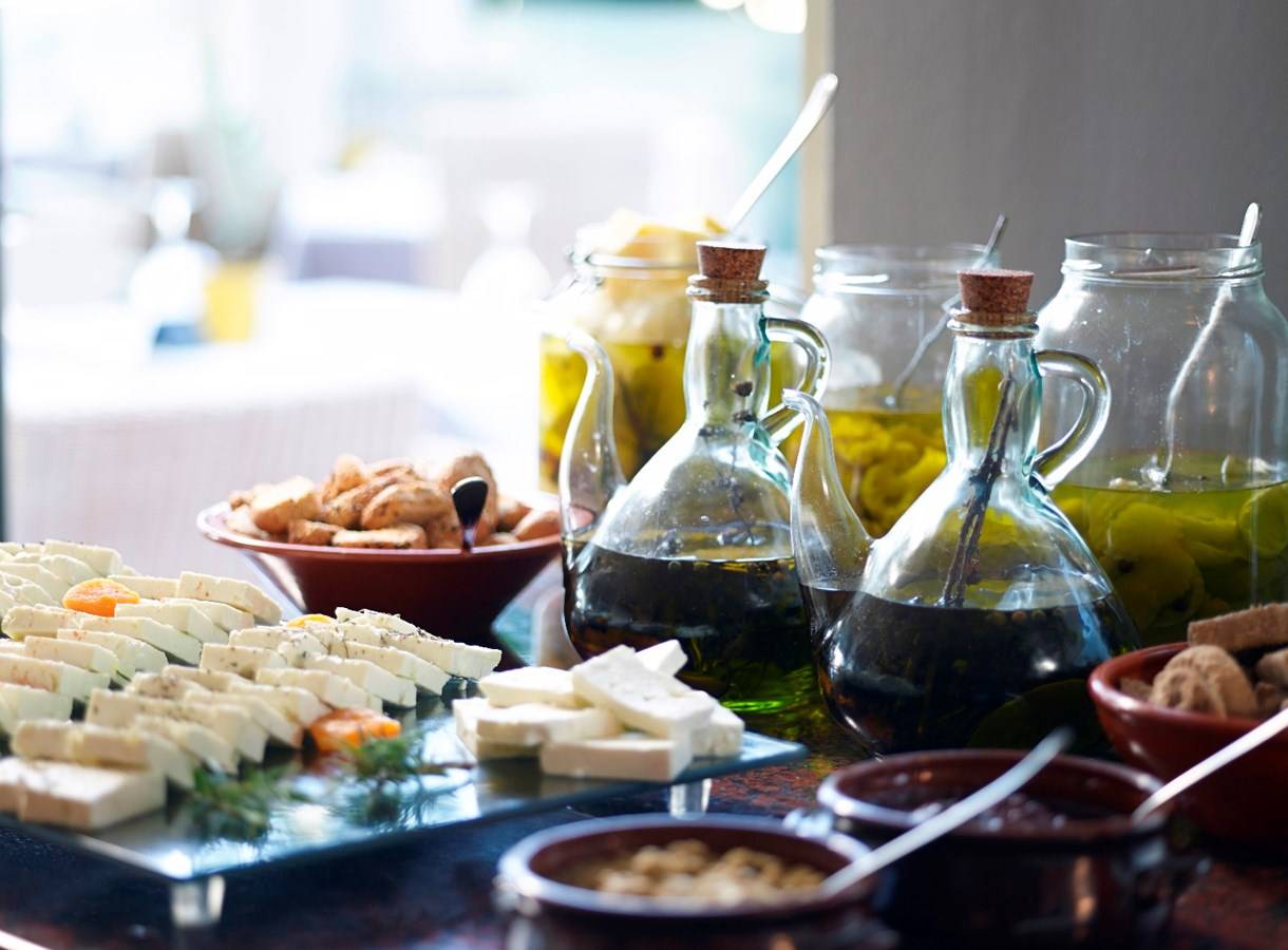 Buffet-Tisch im Hotel Kritis Strand mit Käseplatten, Oliven und Dips.