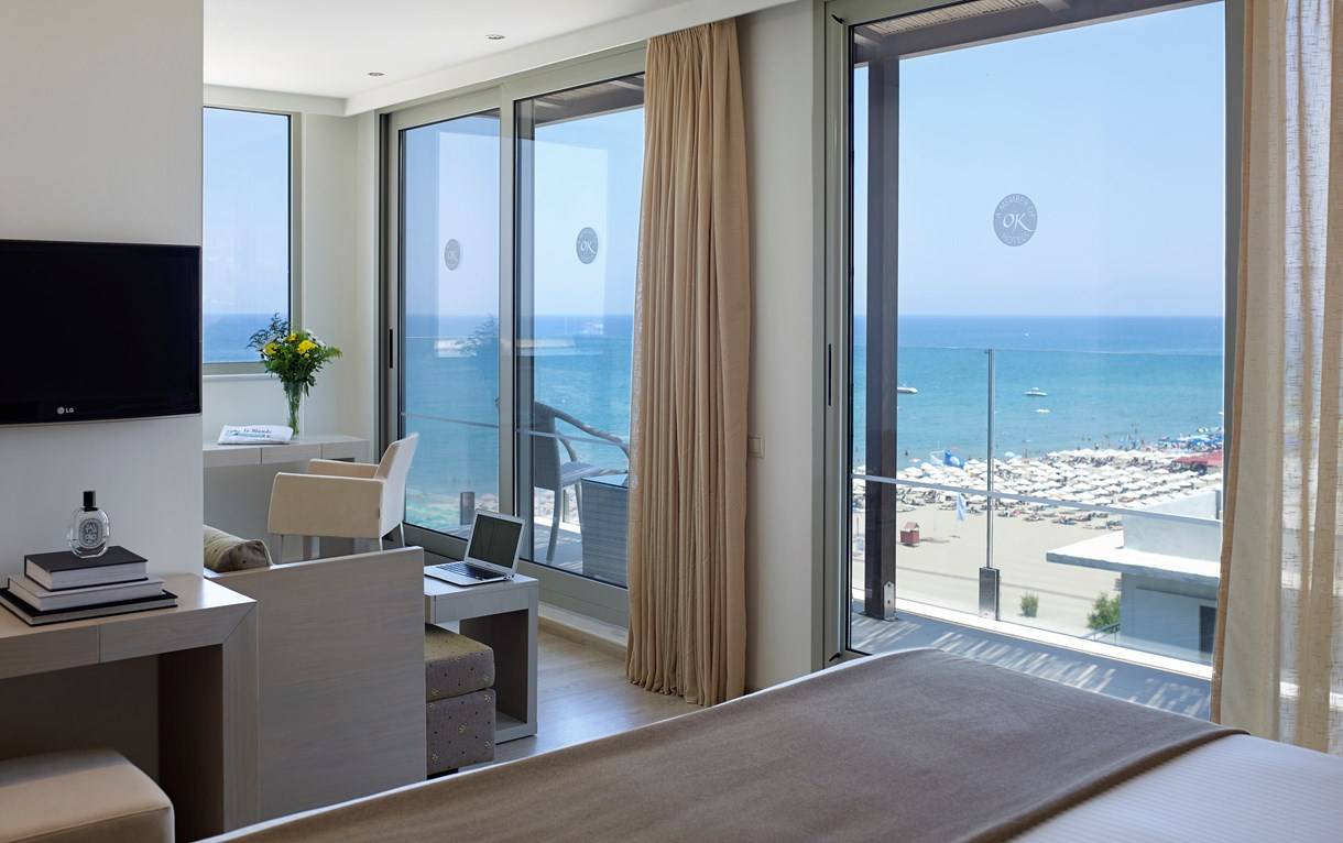 Hotelzimmer mit Meerblick auf Kritis Strand im Hotel Kriti Beach
