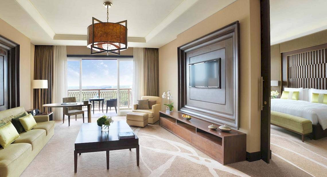 Innenansicht der Suite im Anantara Eastern Mangroves Abu Dhabi Hotel mit Blick auf die Aussicht.