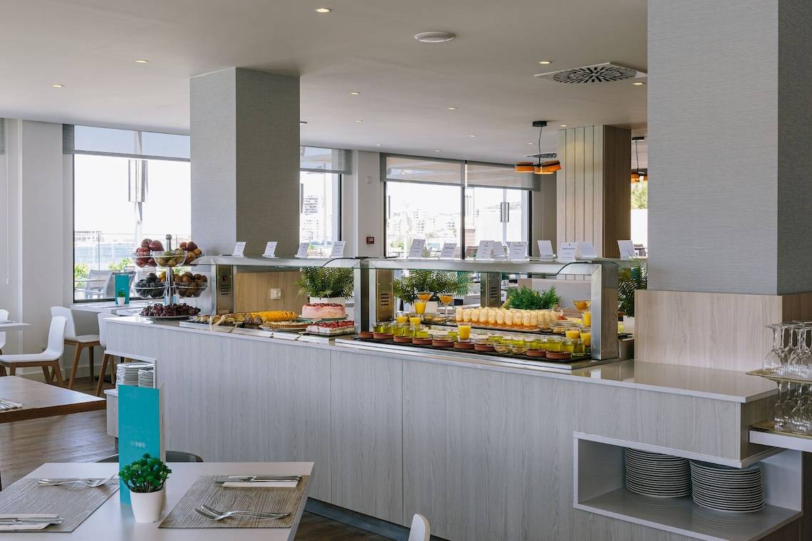 Frühstücksbuffet im NYX Ibiza Hotel mit Obst, Gebäck und Getränken.