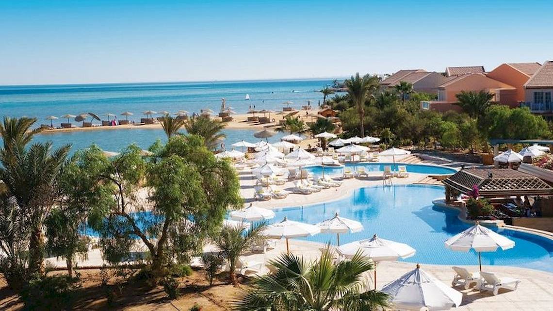 Luftaufnahme des Mövenpick Resorts & Spa El Gouna mit Swimmingpool, Sonnenliegen und Sonnenschirmen