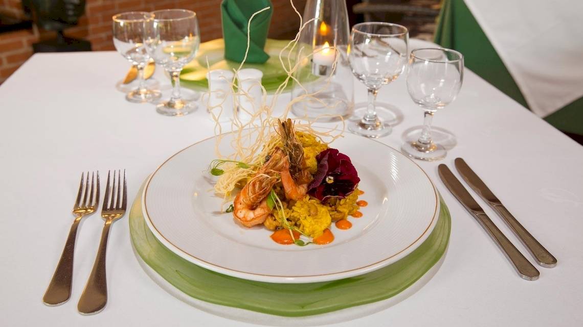 Gedeckter Tisch mit einer Garnelengericht im Grand Sirenis Riviera Maya Resort & Spa