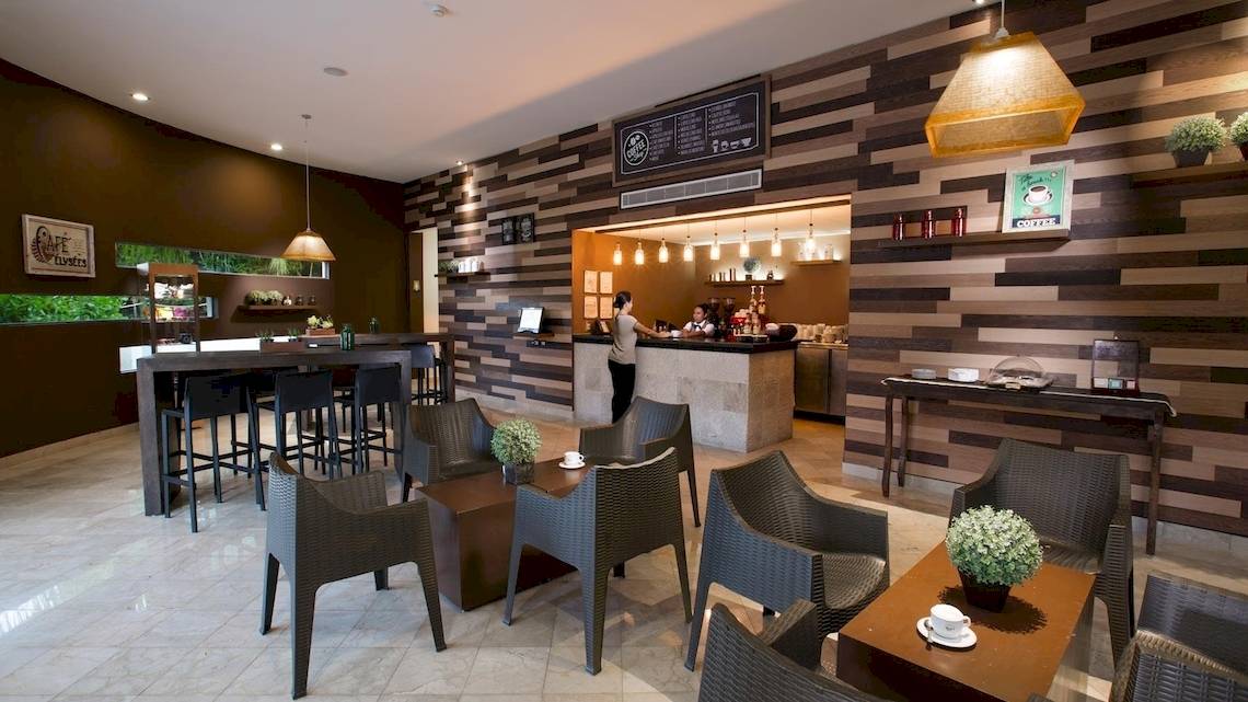 Cafeteriabereich des Grand Sirenis Riviera Maya Resorts mit Holzwand und Personal