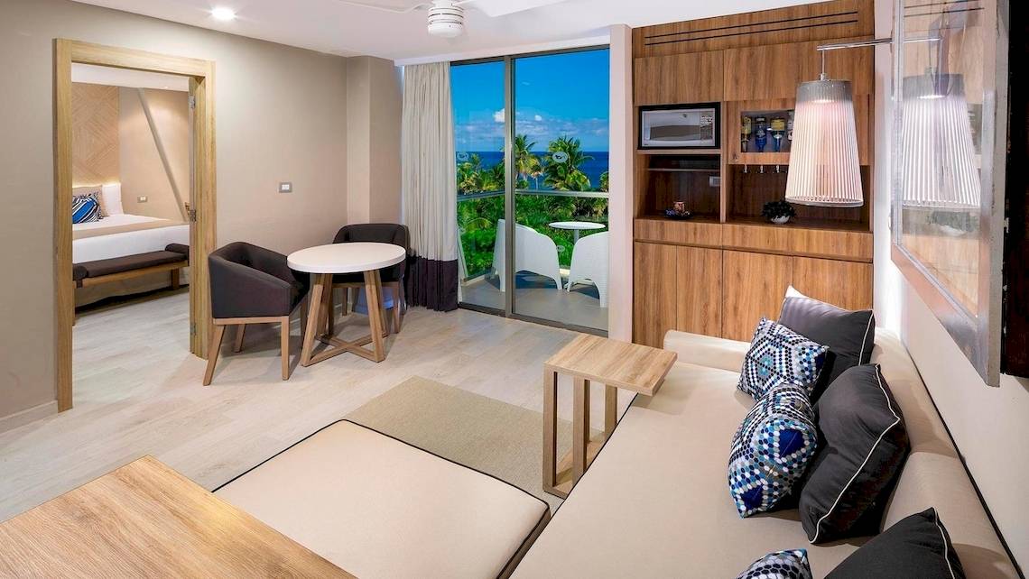 Innenansicht einer Suite im Grand Sirenis Riviera Maya Resort & Spa mit Blick auf das Meer.