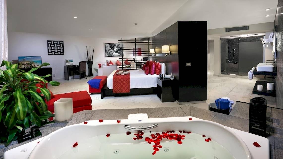 Schlafzimmer im Grand Sirenis Riviera Maya Resort mit Kingsize-Bett, Whirlpool und Badezimmer