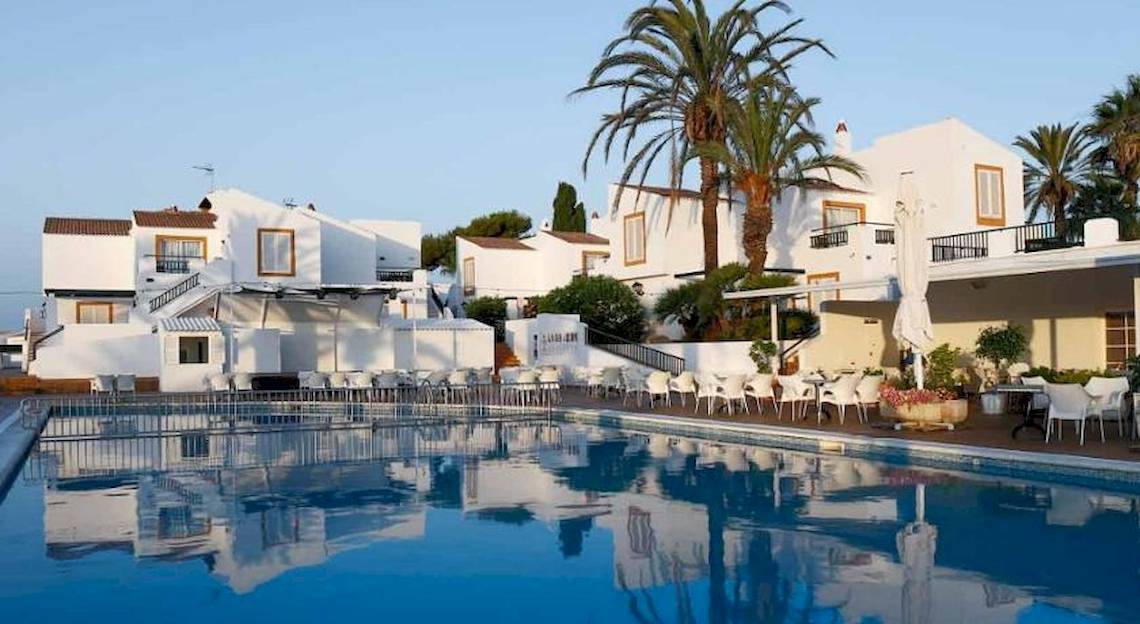 Außenbereich des Roc Barlovento Hotels mit Swimmingpool, weißen Gebäuden und Palmen